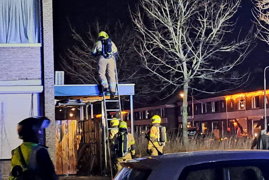 Schutting brandt af tegen overkapping aan