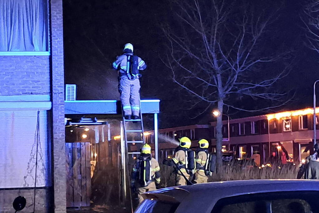 Schutting brandt af tegen overkapping aan