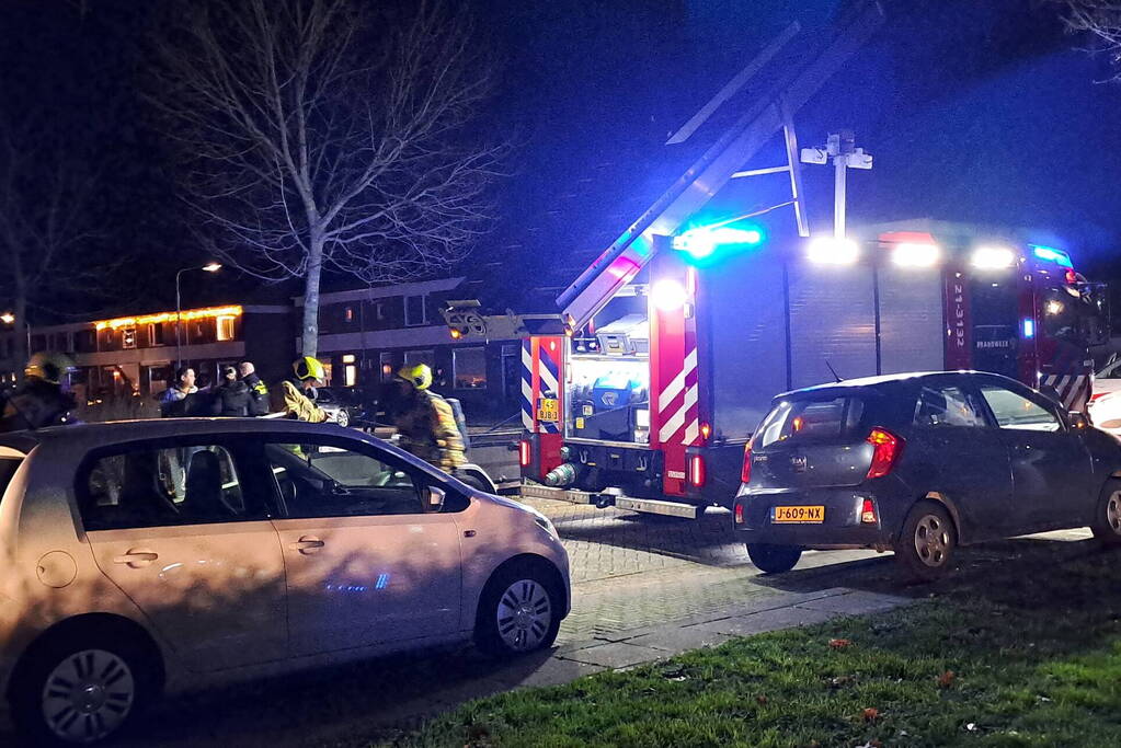 Schutting brandt af tegen overkapping aan