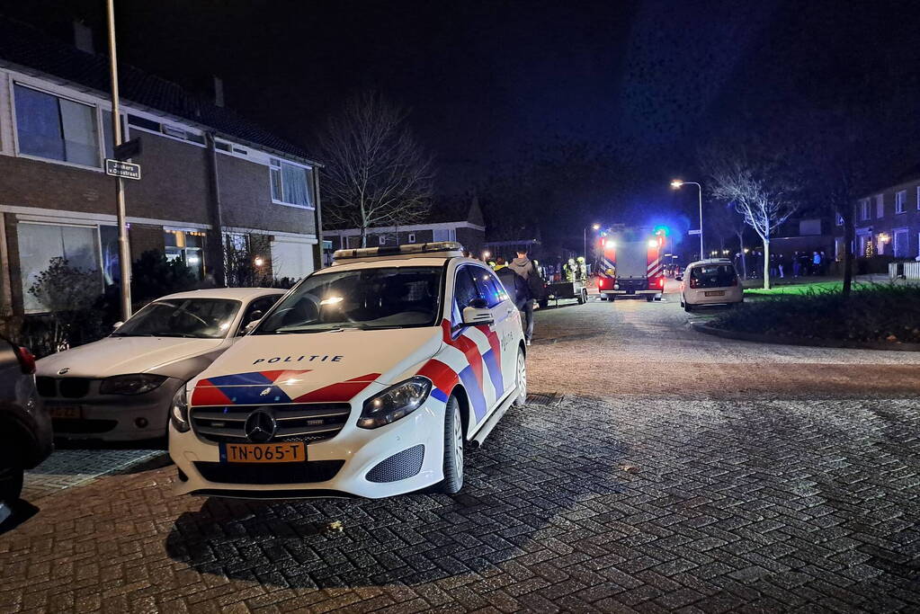 Schutting brandt af tegen overkapping aan