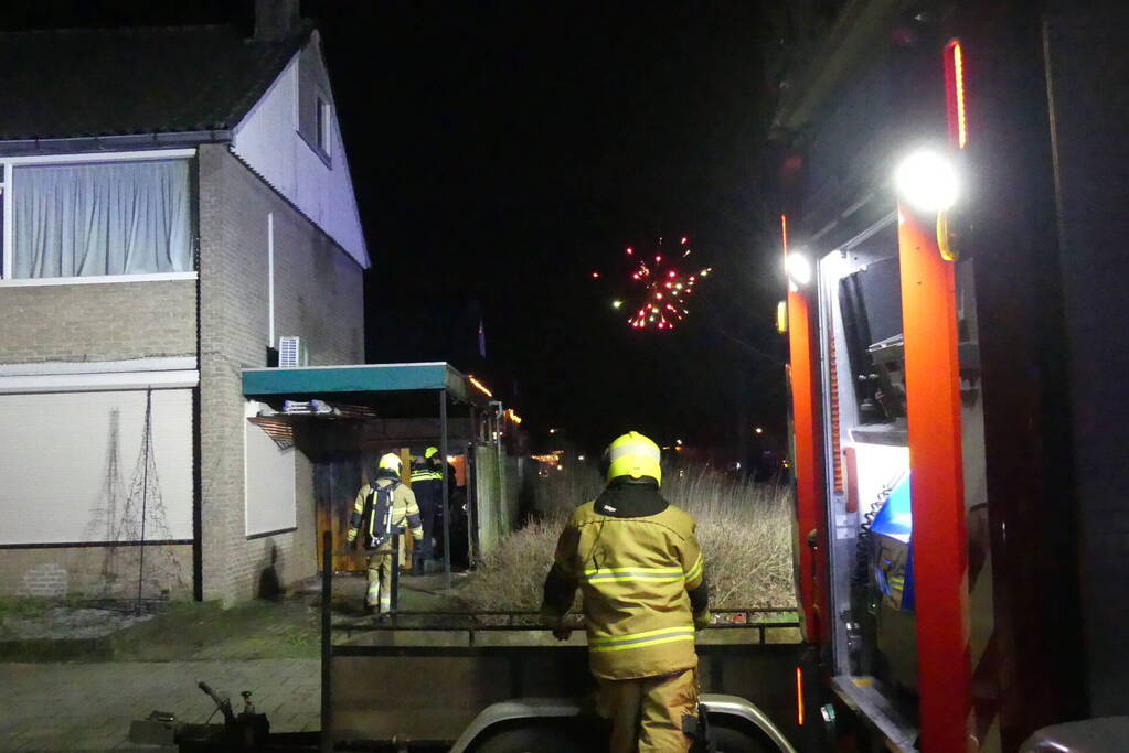 Schutting brandt af tegen overkapping aan