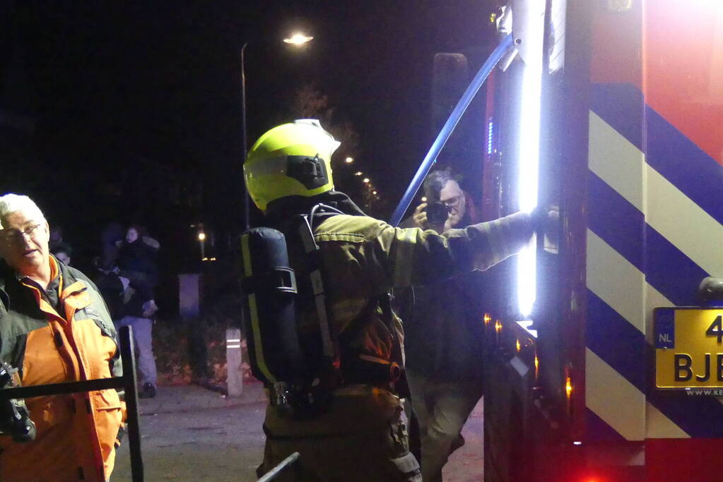 Schutting brandt af tegen overkapping aan