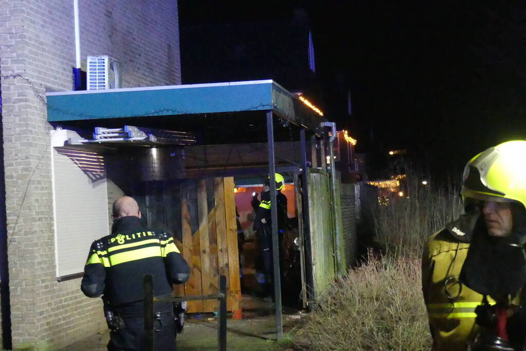 Schutting brandt af tegen overkapping aan