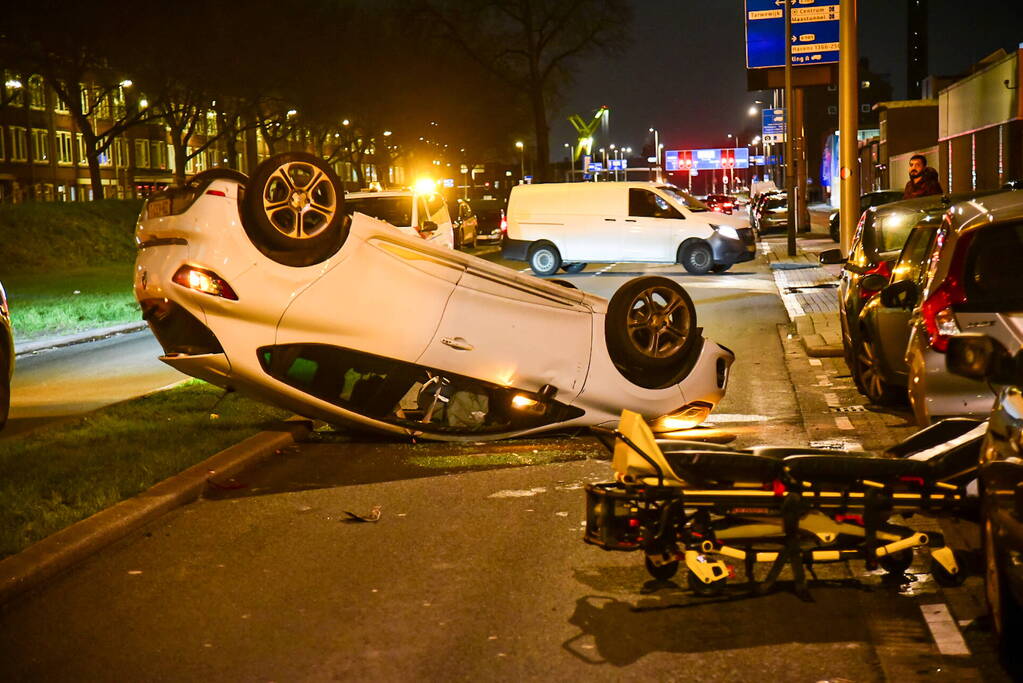 Gewonde nadat auto over de kop slaat