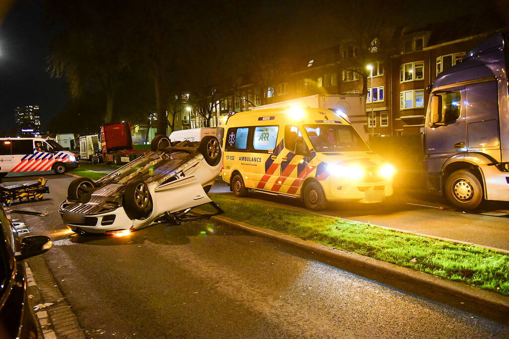 Gewonde nadat auto over de kop slaat