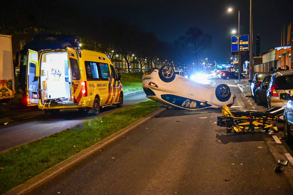 Gewonde nadat auto over de kop slaat
