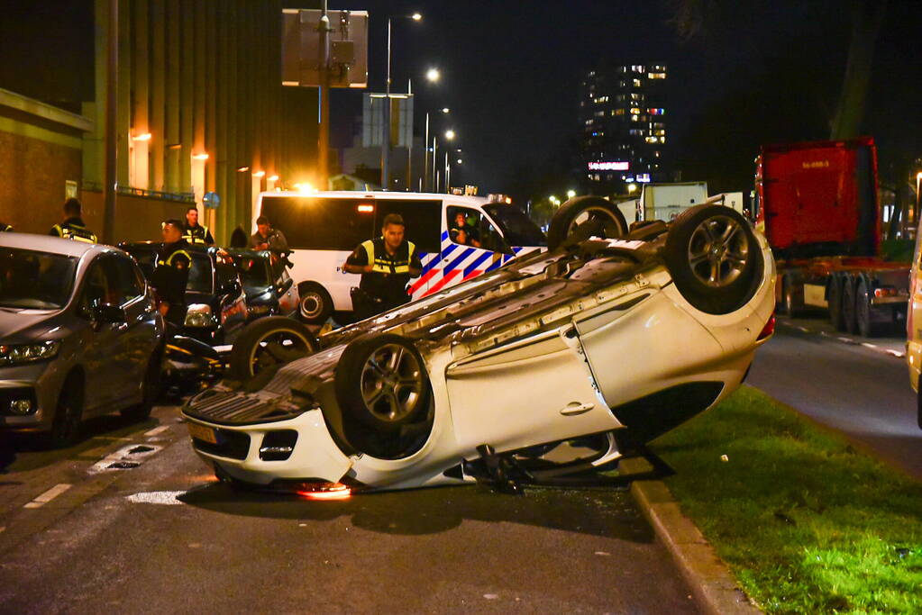Gewonde nadat auto over de kop slaat