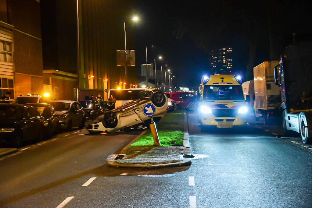 Gewonde nadat auto over de kop slaat