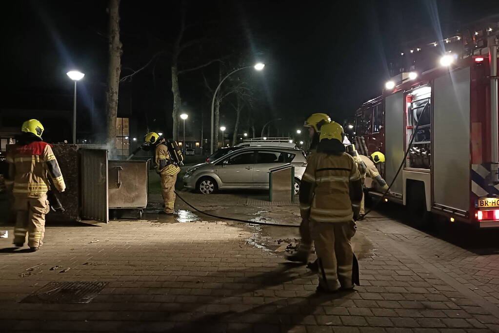 Brandweer blust in brand gestoken container