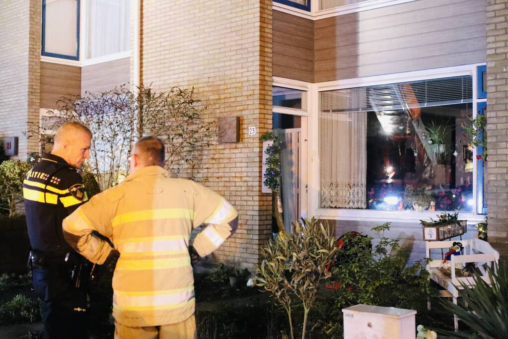 Brandweer blust brand in zonneboiler