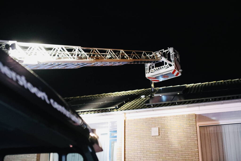 Brandweer blust brand in zonneboiler