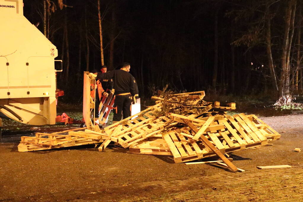 Hulpdiensten bekogeld met zwaar vuurwerk