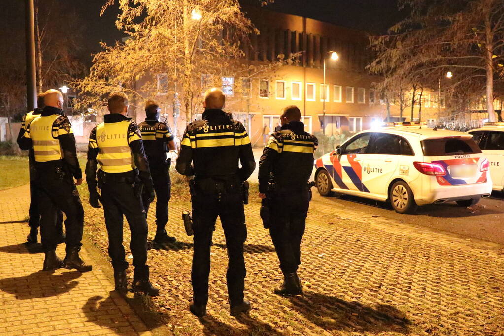 Hulpdiensten bekogeld met zwaar vuurwerk