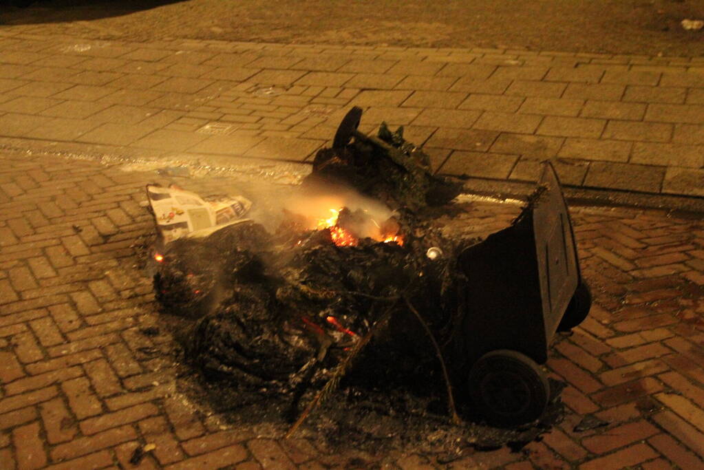 Brandweer blust brandende container