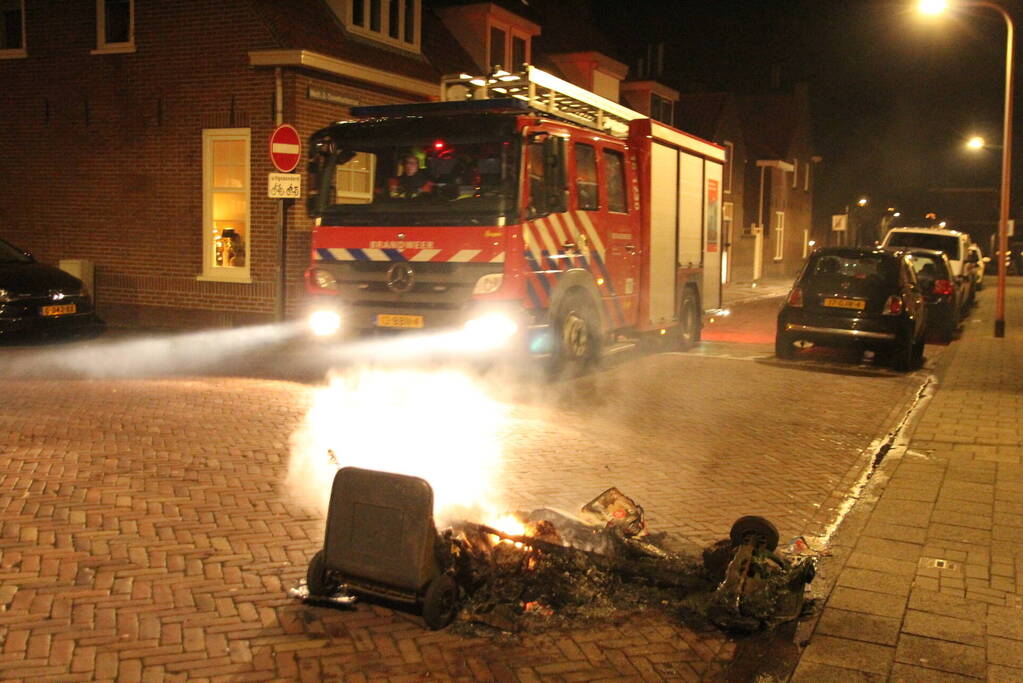 Brandweer blust brandende container