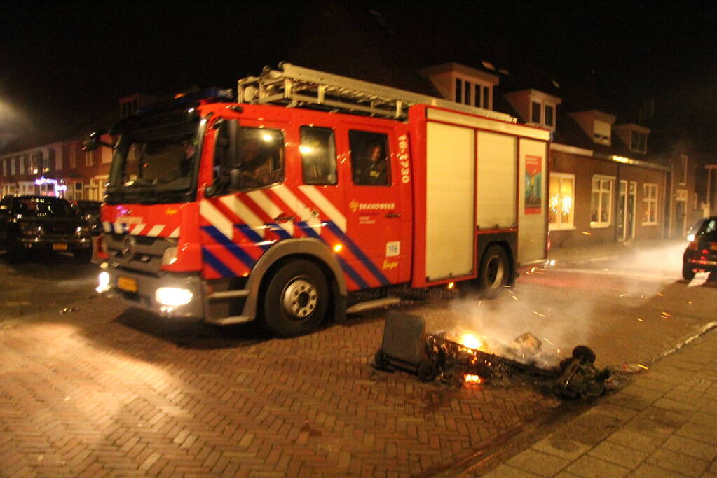 Brandweer blust brandende container