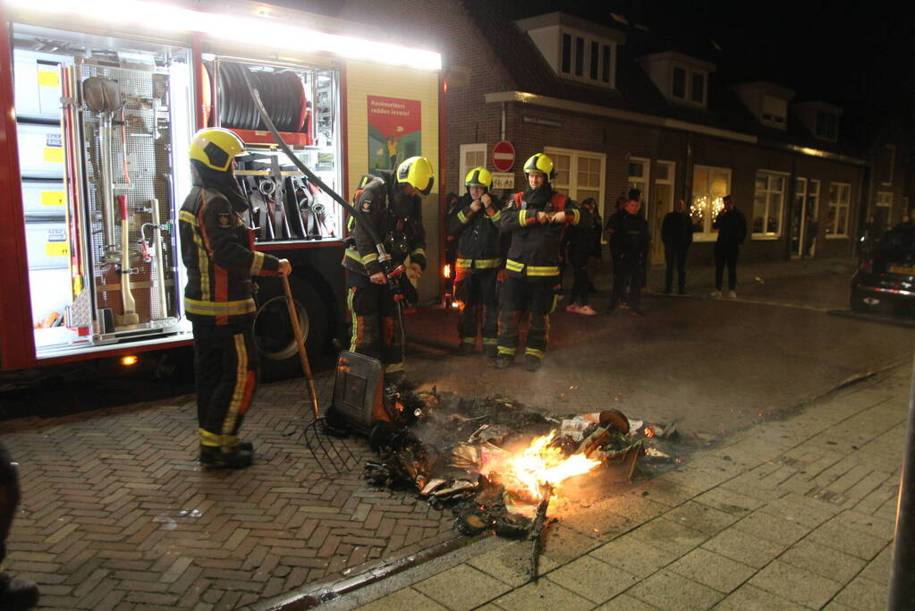 Brandweer blust brandende container