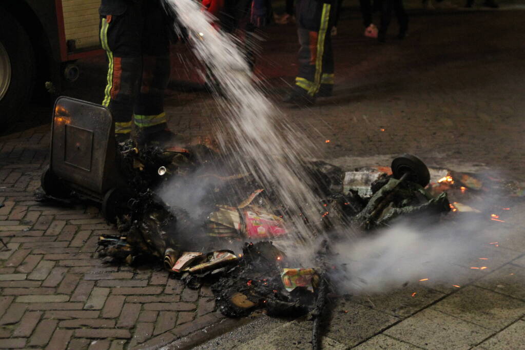Brandweer blust brandende container