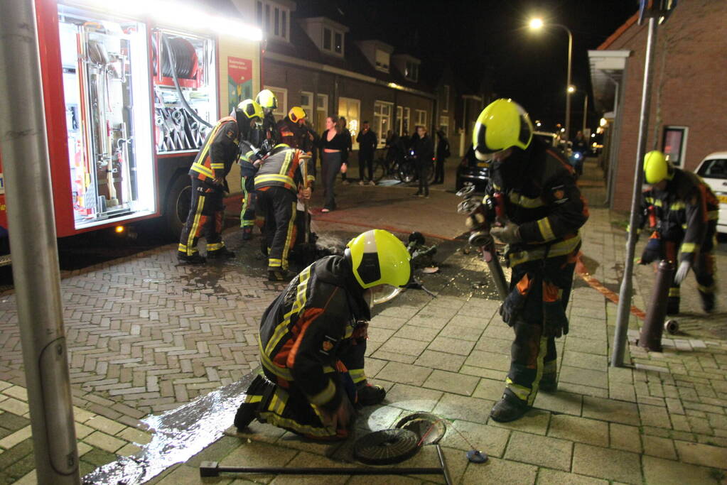 Brandweer blust brandende container