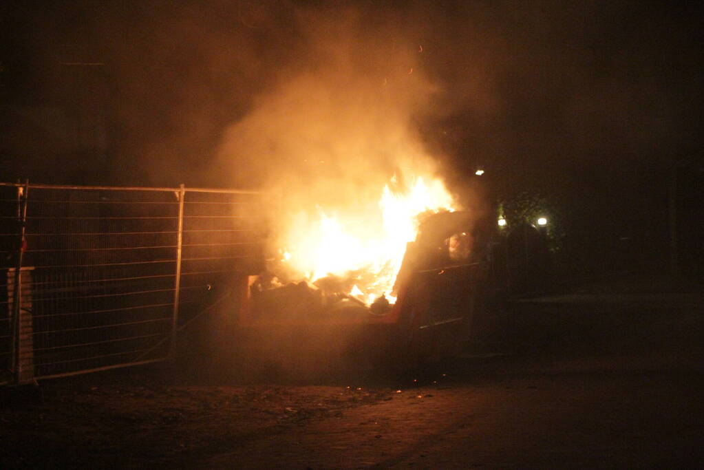 Forse bouwcontainer in brand naast nieuwbouwwoning