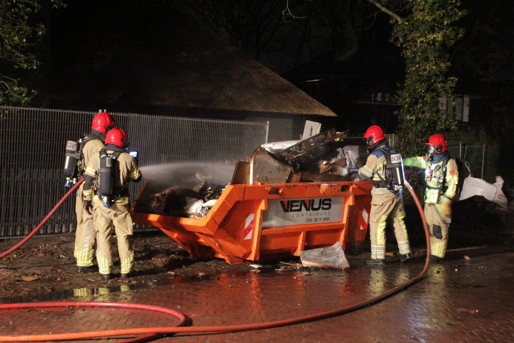 Forse bouwcontainer in brand naast nieuwbouwwoning