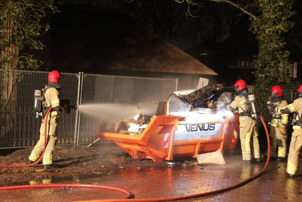 Forse bouwcontainer in brand naast nieuwbouwwoning