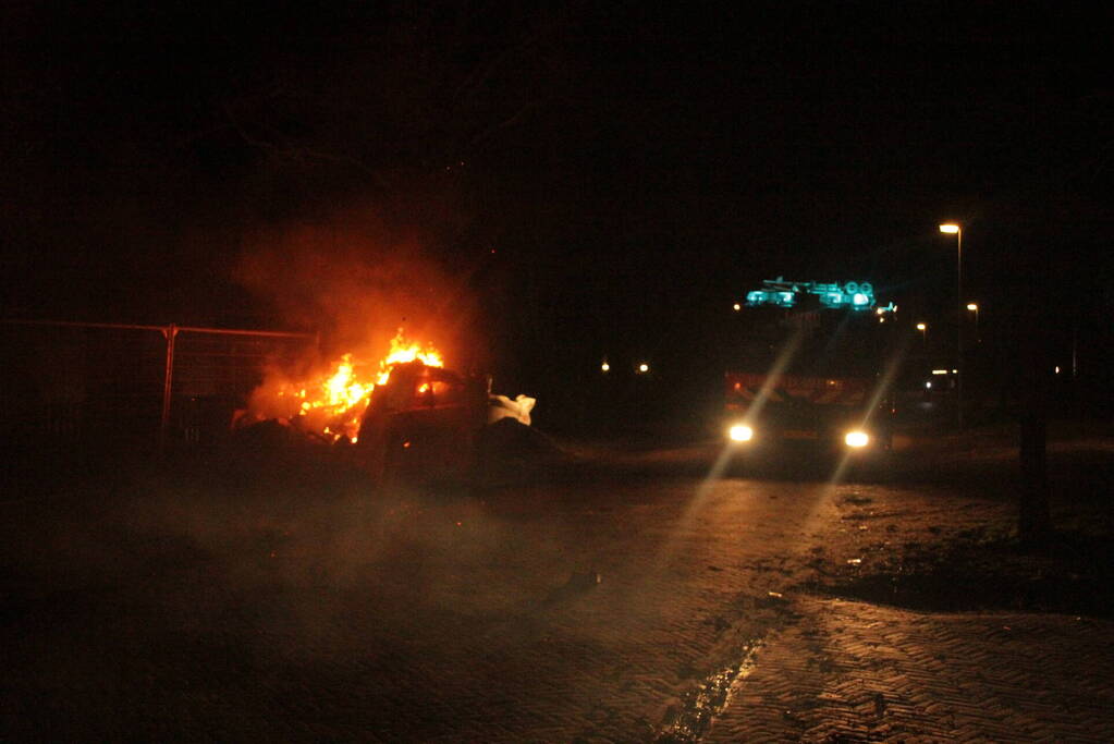 Forse bouwcontainer in brand naast nieuwbouwwoning