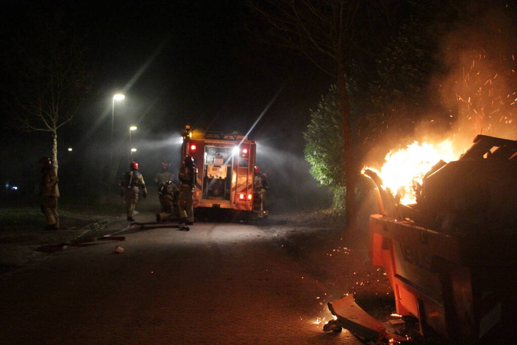 Forse bouwcontainer in brand naast nieuwbouwwoning