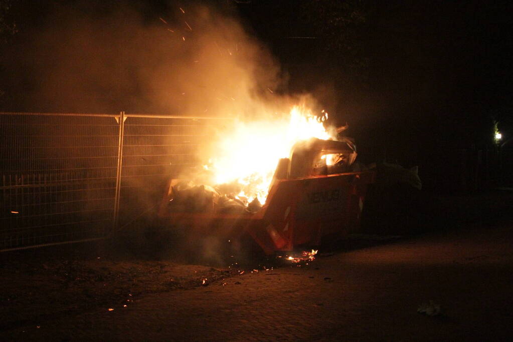 Forse bouwcontainer in brand naast nieuwbouwwoning