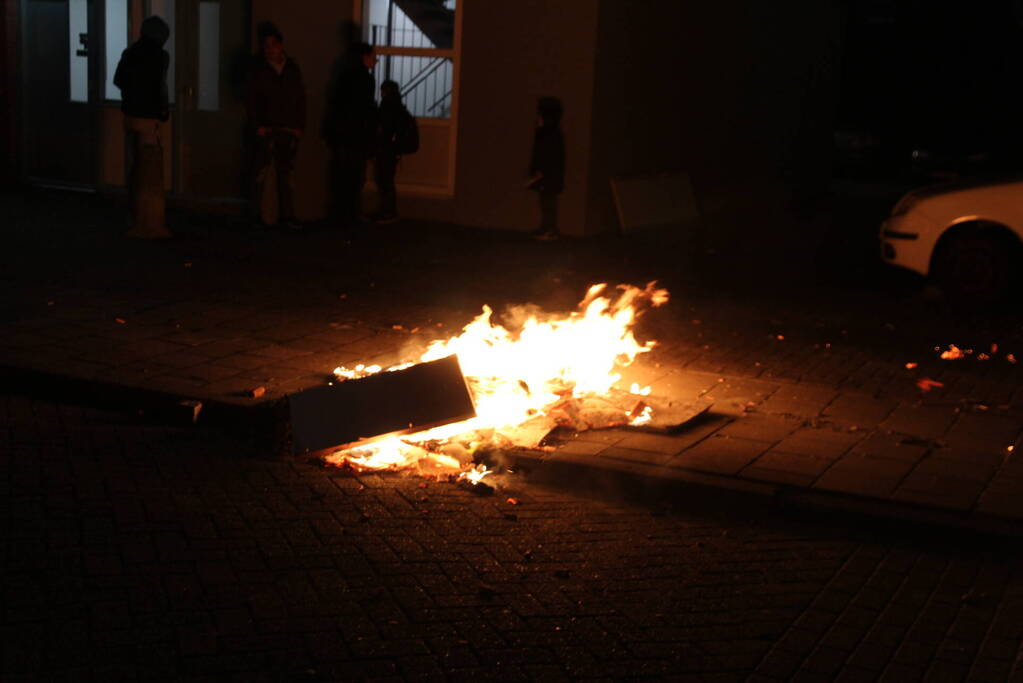 Brandweer blust brandend afval