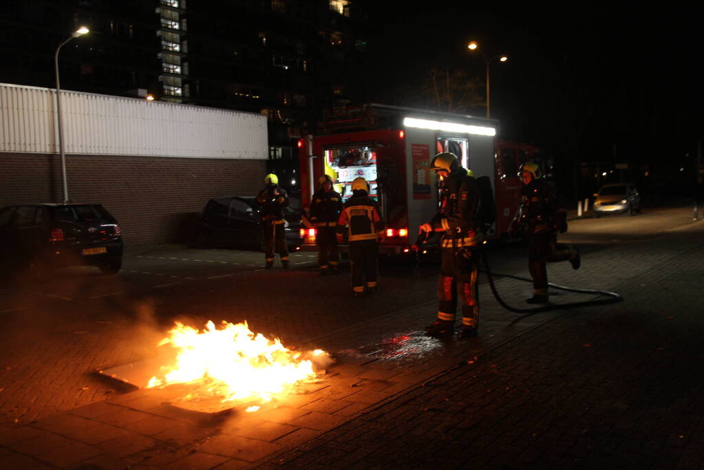 Brandweer blust brandend afval