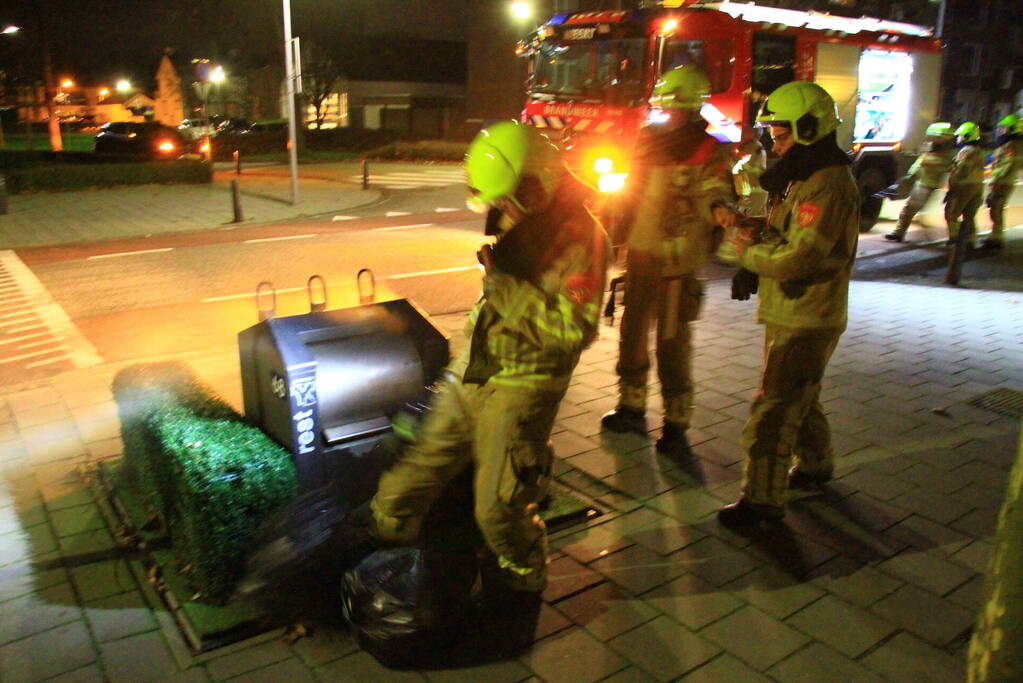 Brandweer blust brand in ondergrondse container