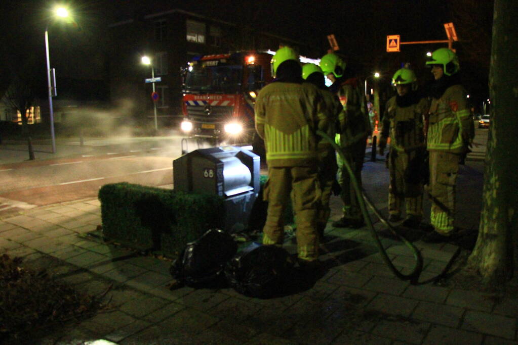 Brandweer blust brand in ondergrondse container
