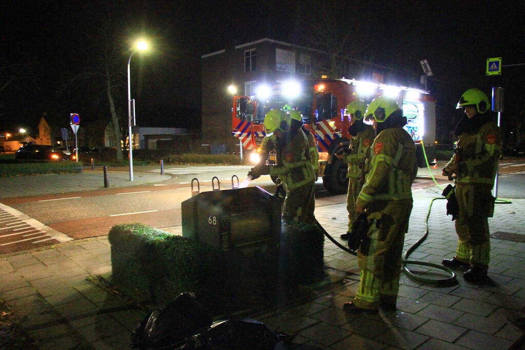 Brandweer blust brand in ondergrondse container