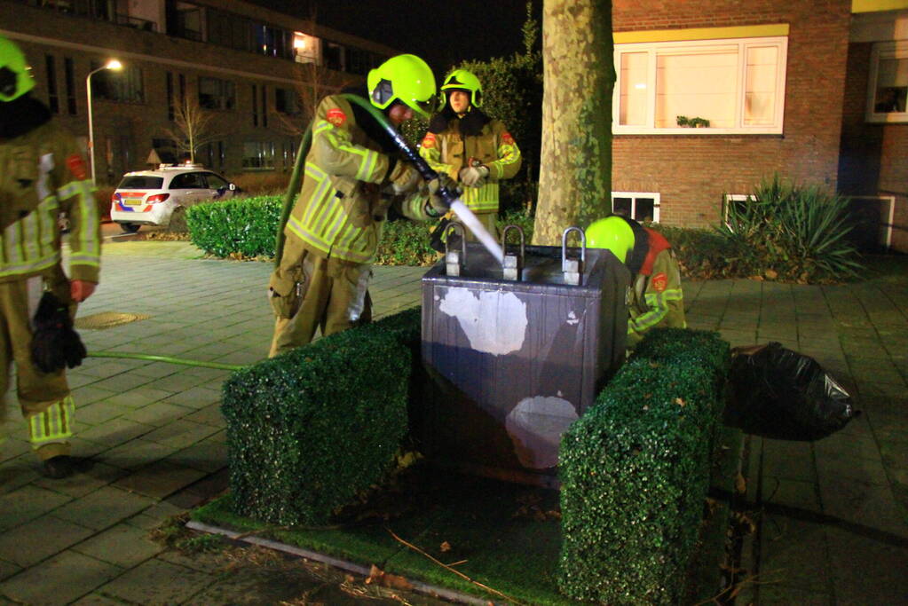 Brandweer blust brand in ondergrondse container