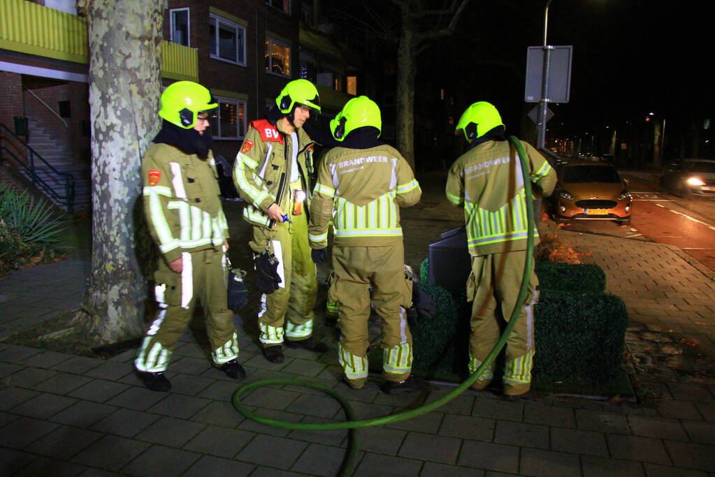 Brandweer blust brand in ondergrondse container