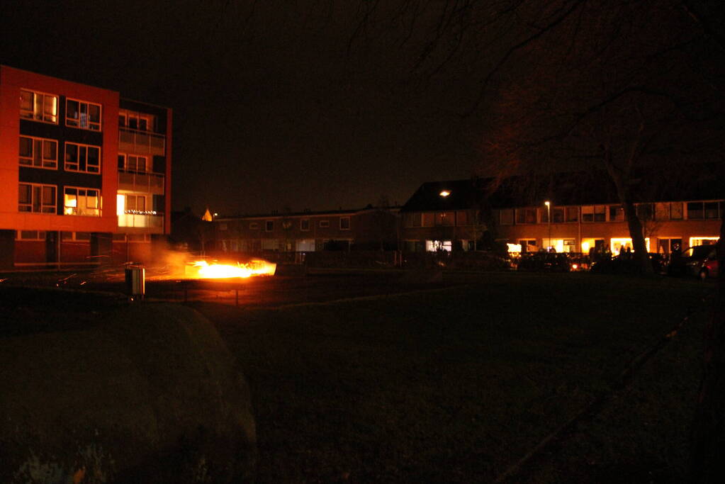 Brandweer blust flinke brand op skatepark