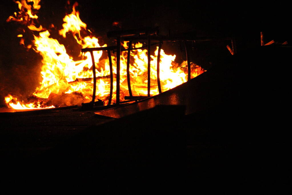 Brandweer blust flinke brand op skatepark