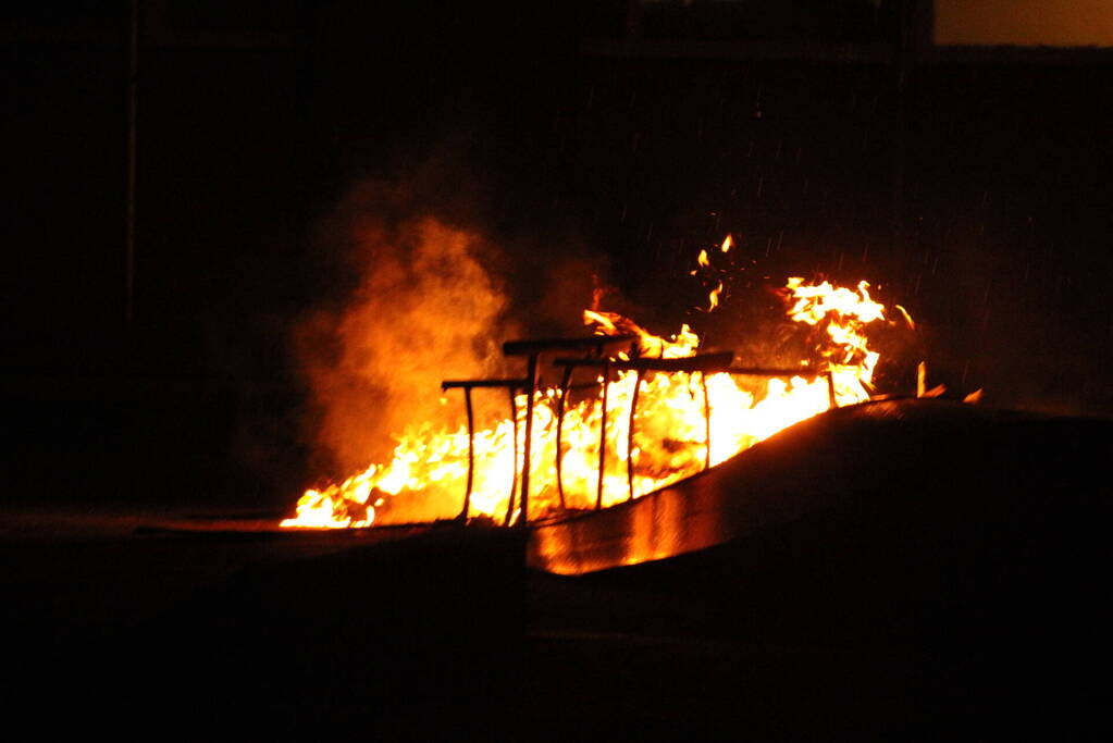 Brandweer blust flinke brand op skatepark
