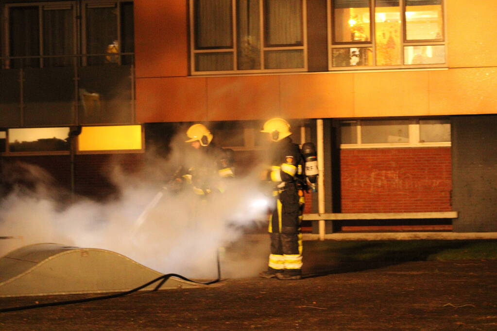 Brandweer blust flinke brand op skatepark