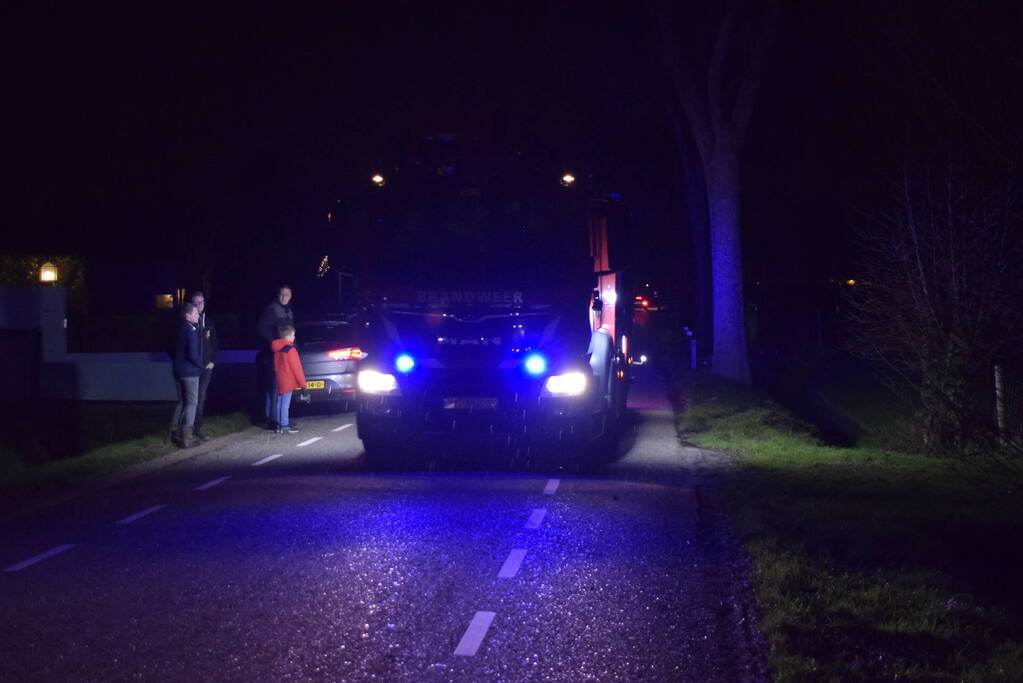 Vuurwerk belandt in rietenkap