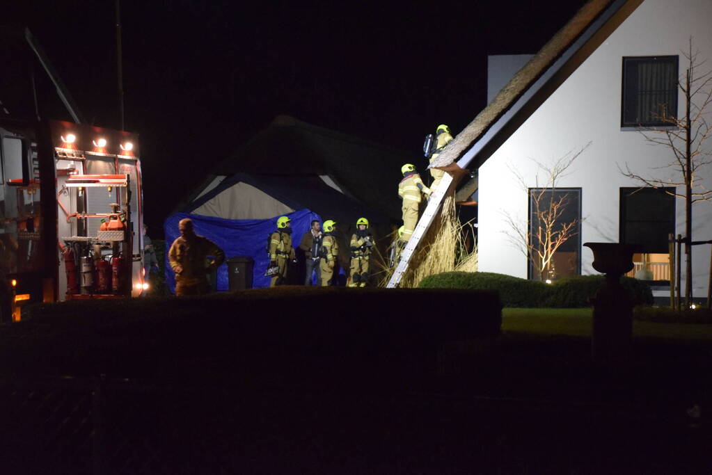 Vuurwerk belandt in rietenkap