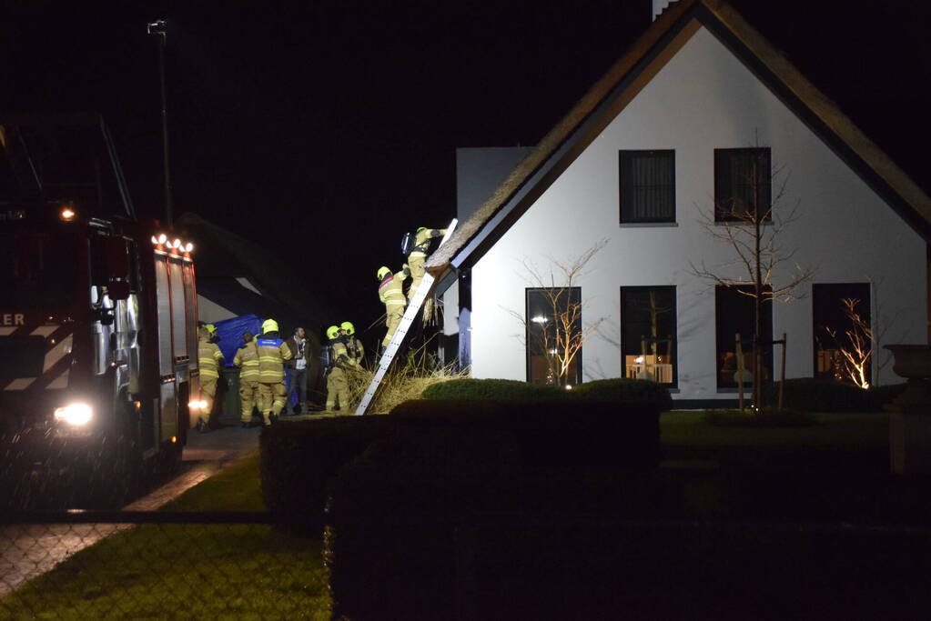 Vuurwerk belandt in rietenkap