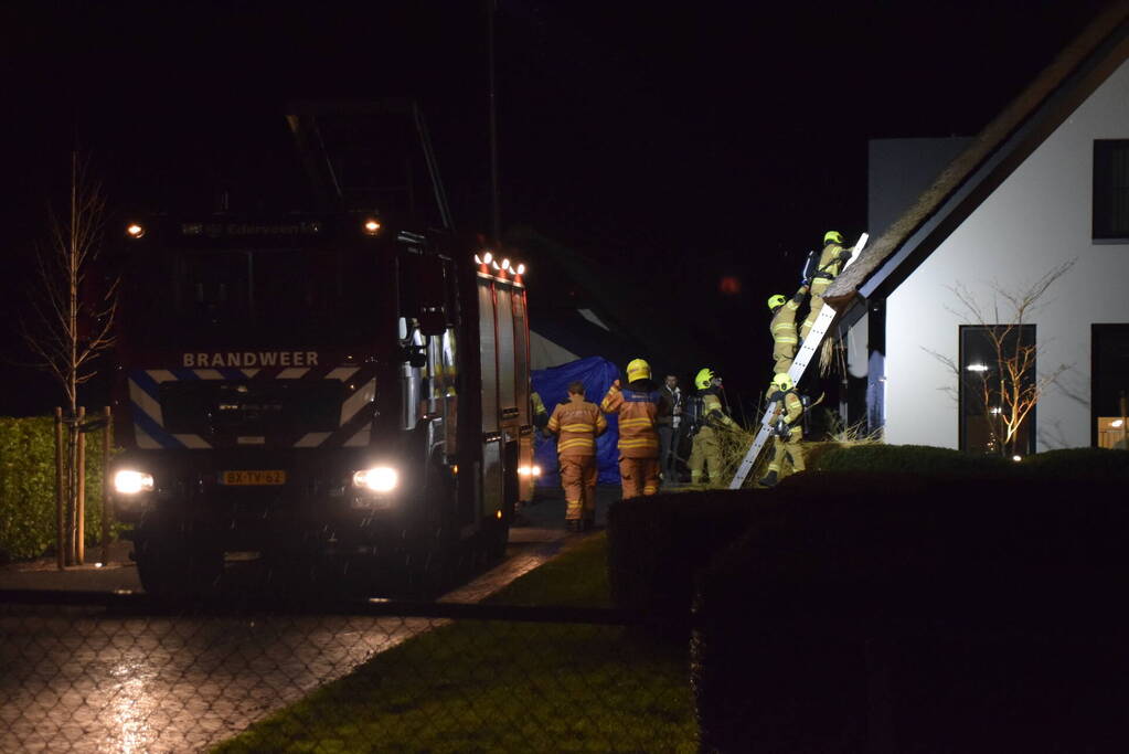 Vuurwerk belandt in rietenkap