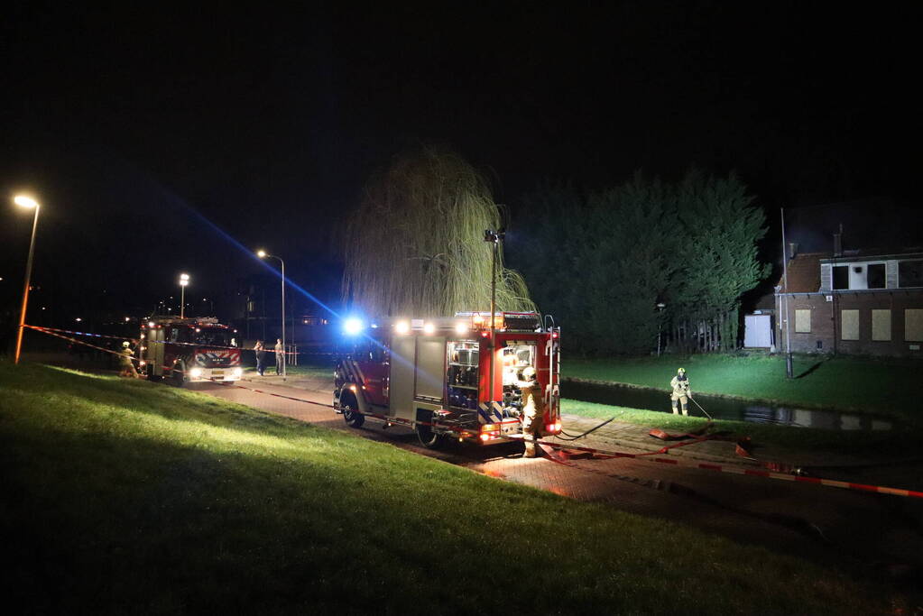 Grote uitslaande brand verwoest woning