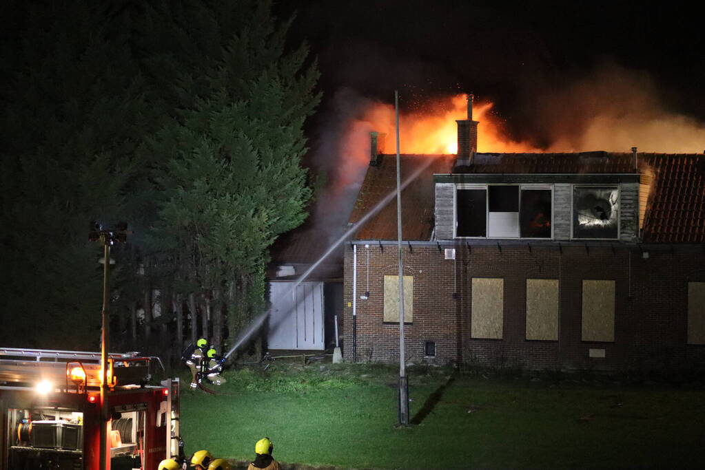 Grote uitslaande brand verwoest woning