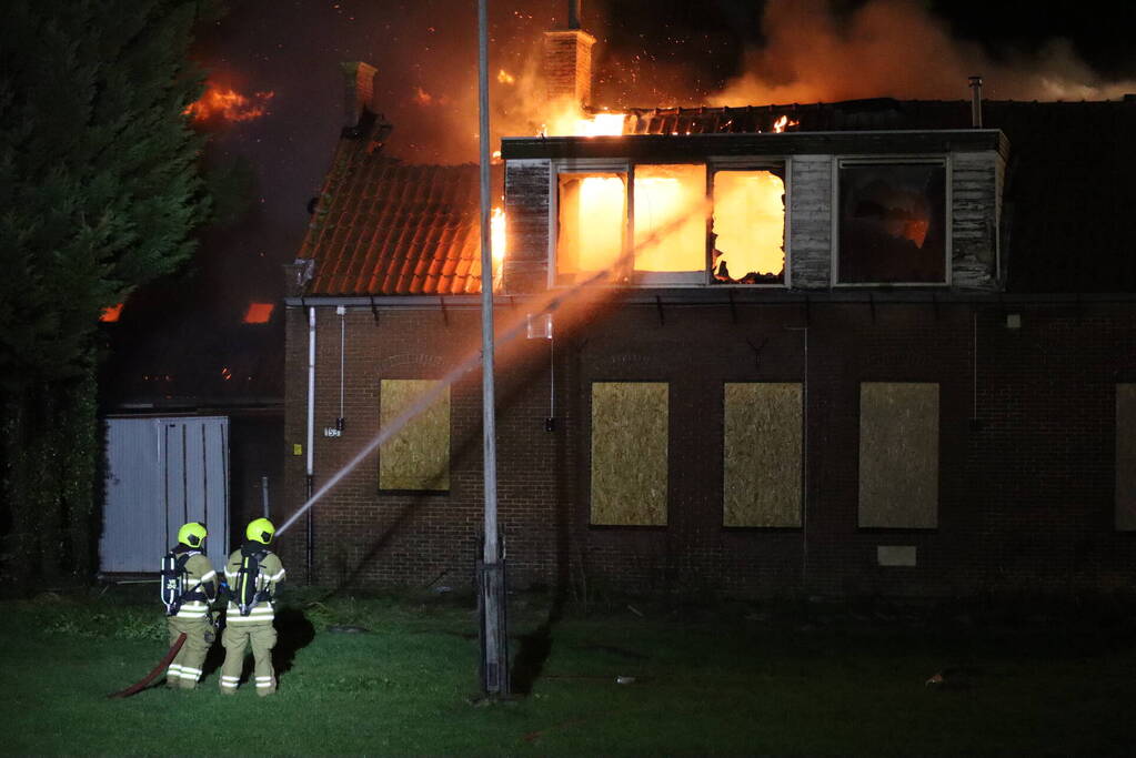 Grote uitslaande brand verwoest woning
