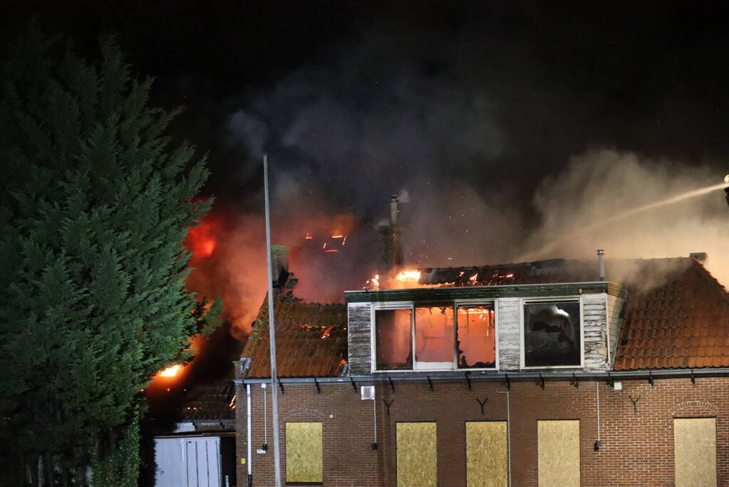 Grote uitslaande brand verwoest woning