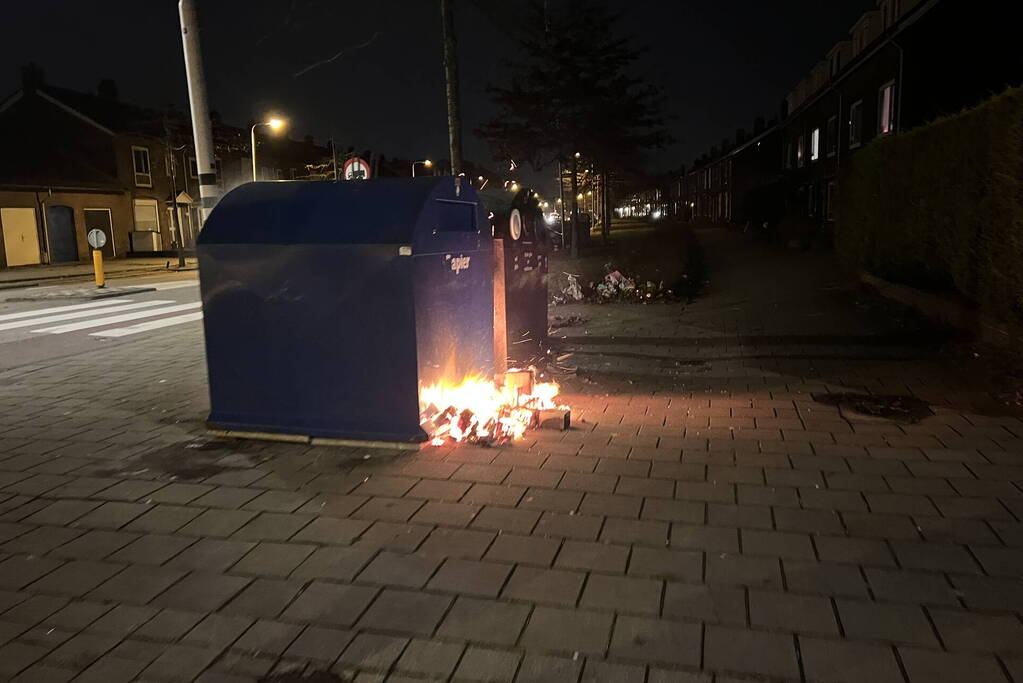 Brandweer blust rotzooi tussen containers