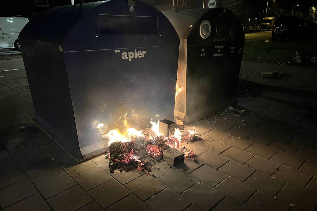 Brandweer blust rotzooi tussen containers